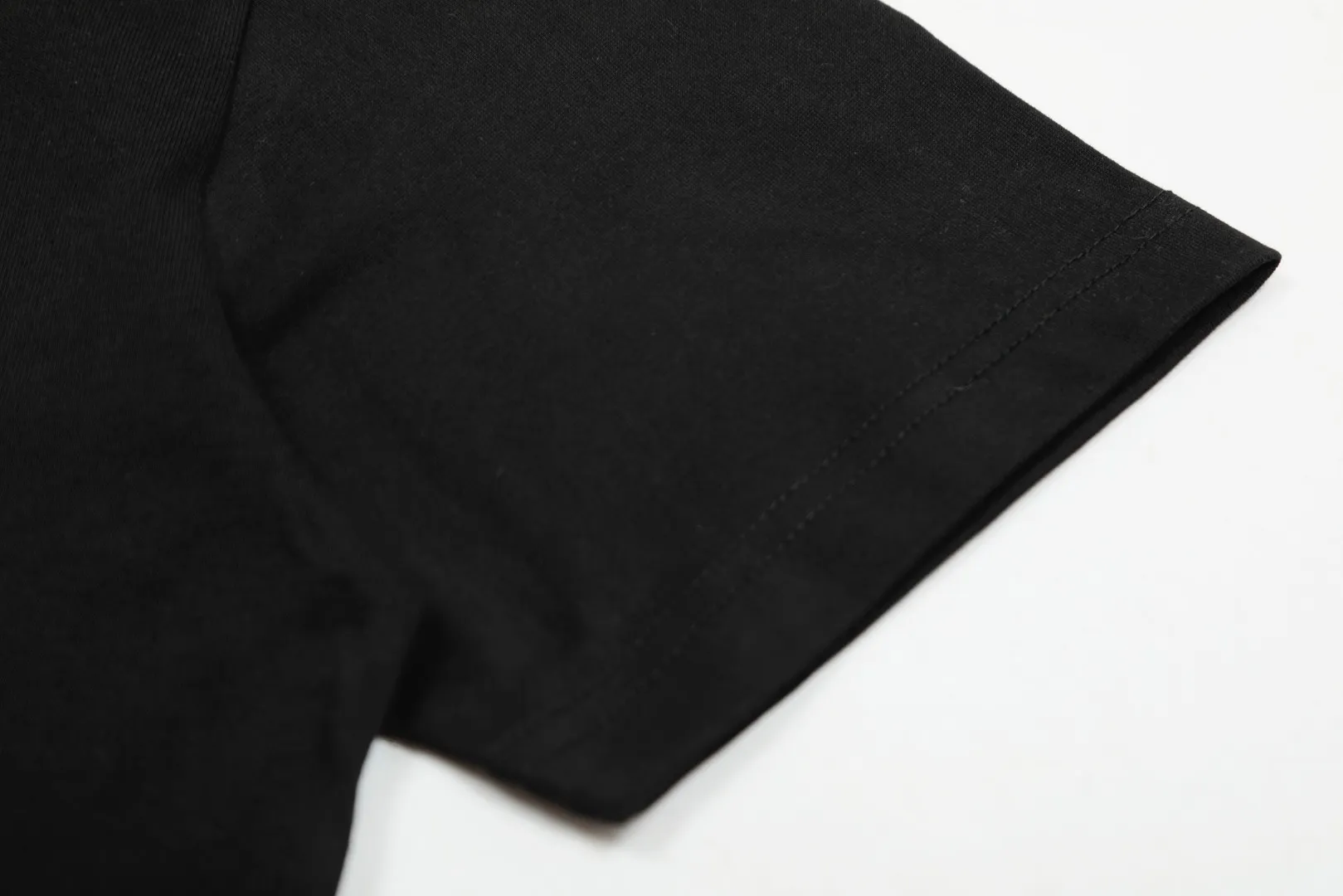 VIVI 148# "Exclusive Style" vivienne west wood Vivienne Saturn letter graffiti printed short sleeves. Full series of correct accessories. Every detail is completely restored. Straightforward to pull up. Size: XS-L